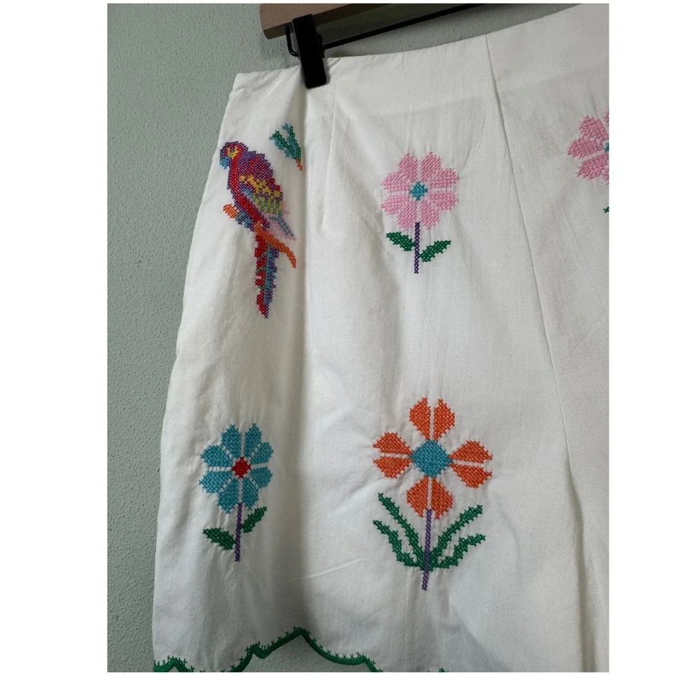 J. Marie Tessie Shorts Embroidered Cross-Stitch Floral Parrot Scallop Trim L NEW - Picture 6 of 14